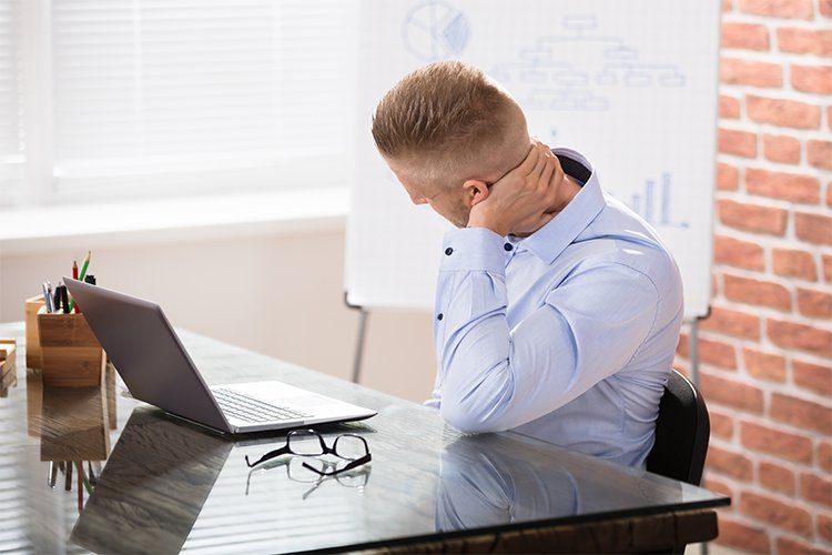The Water-Bottle Desk Reset That Fixed My “Collapsing Posture” Problem