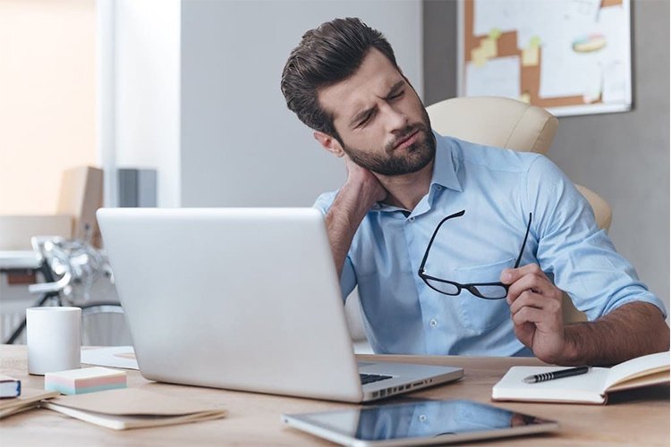 The Water-Bottle Desk Reset That Fixed My “Collapsing Posture” Problem