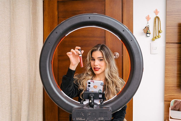 How to Become a Successful Influencer in 2025