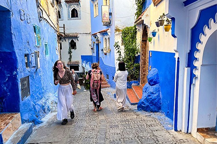 The 15-Minute “Arrival Walk” That Makes Any New City Feel Familiar